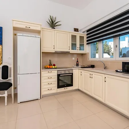 Queen Of Santorini *