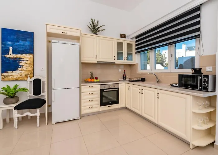 Queen Of Santorini *